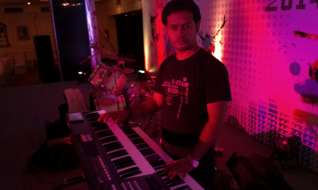 male keyboard players suez egypt