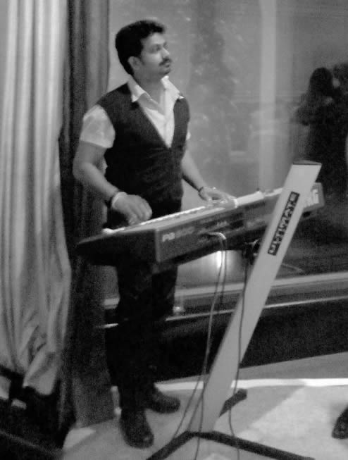 indian keyboard players suez egypt